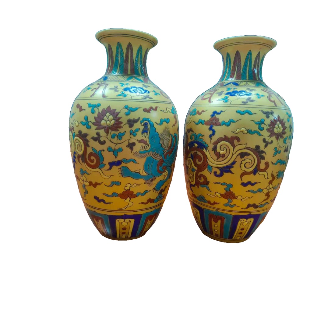A pair of Ming Dynasty enameled vases with cloud patterns and kylin designs: A pair of Ming Dynasty enamel vases with cloud patterns and kylins, exquisitely painted with a rich, natural patina, and well-preserved. The inscription on the bottom reads: "For the Emperor Chenghua 