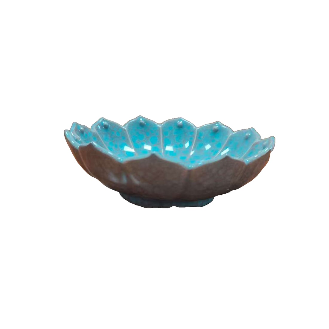 Song Dynasty official kiln crackle lotus bowl: A Song Dynasty official kiln lotus bowl with a crackle pattern. The patina is old and the crackle is natural. Height: 6 cm, width: 18.5 cm