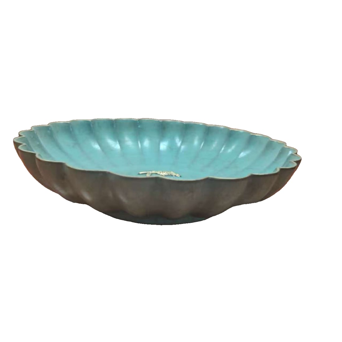 Celadon flower-mouthed plate: Celadon flower-mouthed plate, height 5.5cm, width 24.5cm