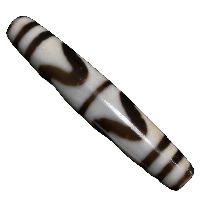 Tibetan old material [Tiger Tooth Dzi Bead]: Aged Tibetan Material [Tiger Tooth Dzi Bead] Size: 56*15mm, Weight: 26.7g A sacred Dzi bead that can transform fortune.The ancient bead features a rich, mellow patina with traces of weathering and