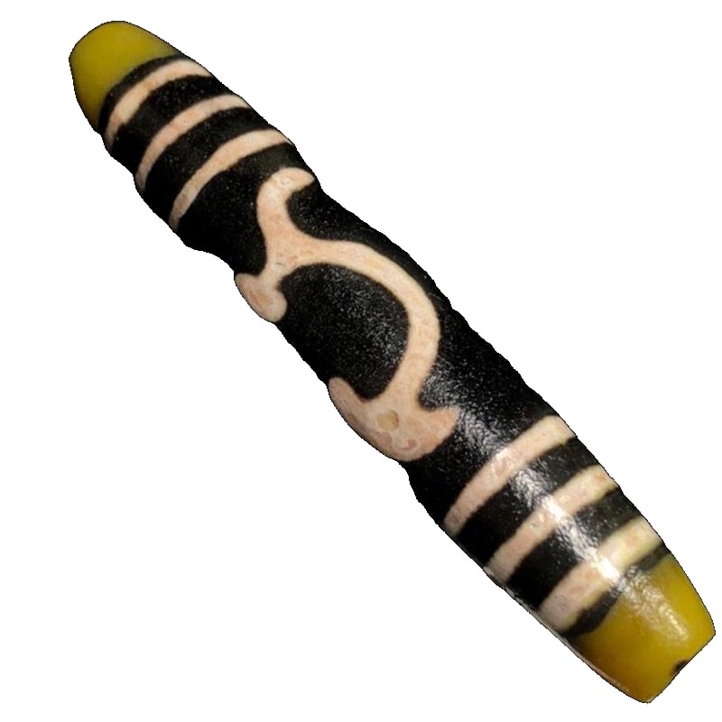 Dzi Pendant: Dzi pendant, size: 72*14 mm, weight: 21.6 grams. The Ruyi (Ruyi) is shaped like a head with cloud patterns and Ganoderma lucidum, connected to a long handle. As you can imagine, the Ruyi is actually