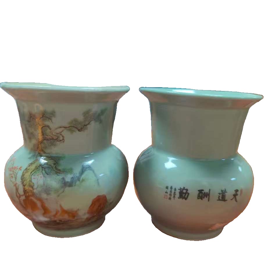 A pair of Qing Tongzhi-marked "Tian Dao Choosing Diligence" ceramic vases: A pair of Qing Tongzhi-marked "Tian Dao Choi Qin" porcelain vases, 14 x 11.5 cm