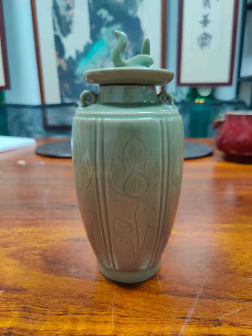 Celadon jar with lotus pattern and lid - 2