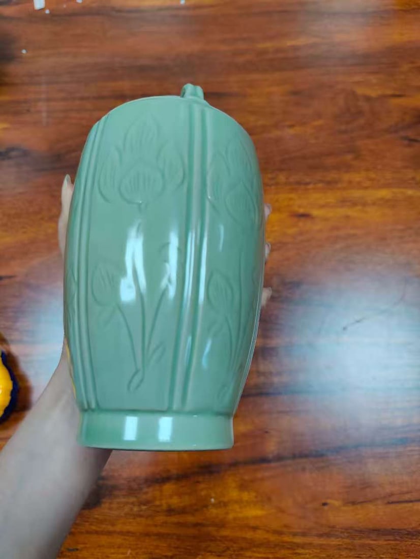 Celadon jar with lotus pattern and lid - 4