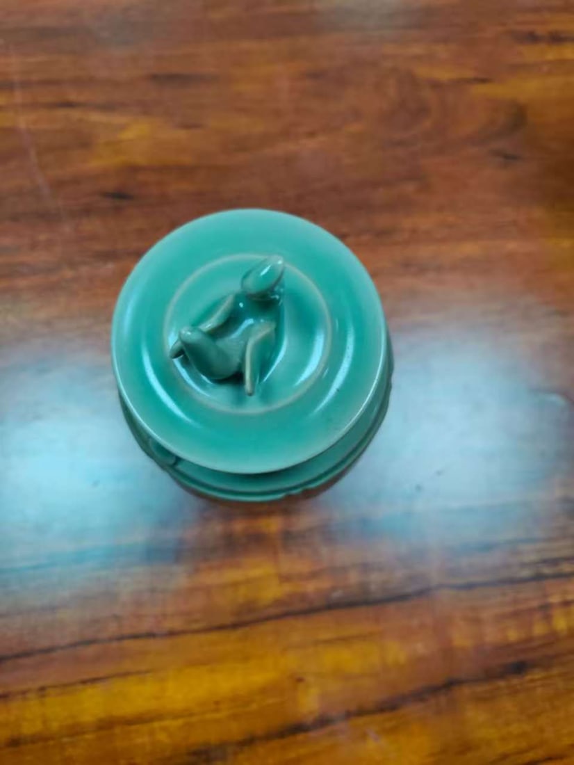Celadon jar with lotus pattern and lid - 5