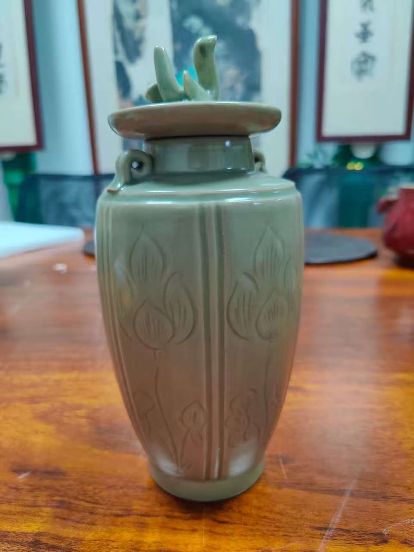 Celadon jar with lotus pattern and lid - 6