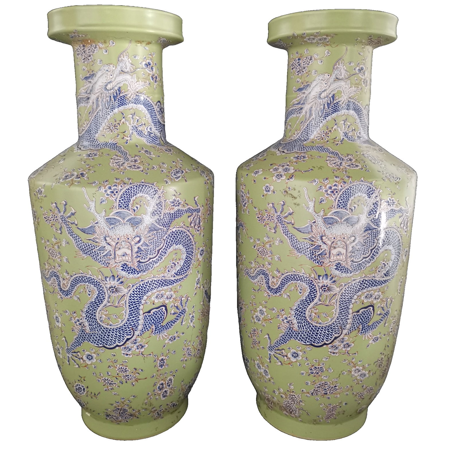 A pair of Kangxi-marked dragon-patterned mallet vases: A pair of Kangxi-era dragon-patterned mallet vases, 42 x 18 cm. The vases feature a light green background, painted with blue and white dragon patterns and embellished with floral motifs. The mallet