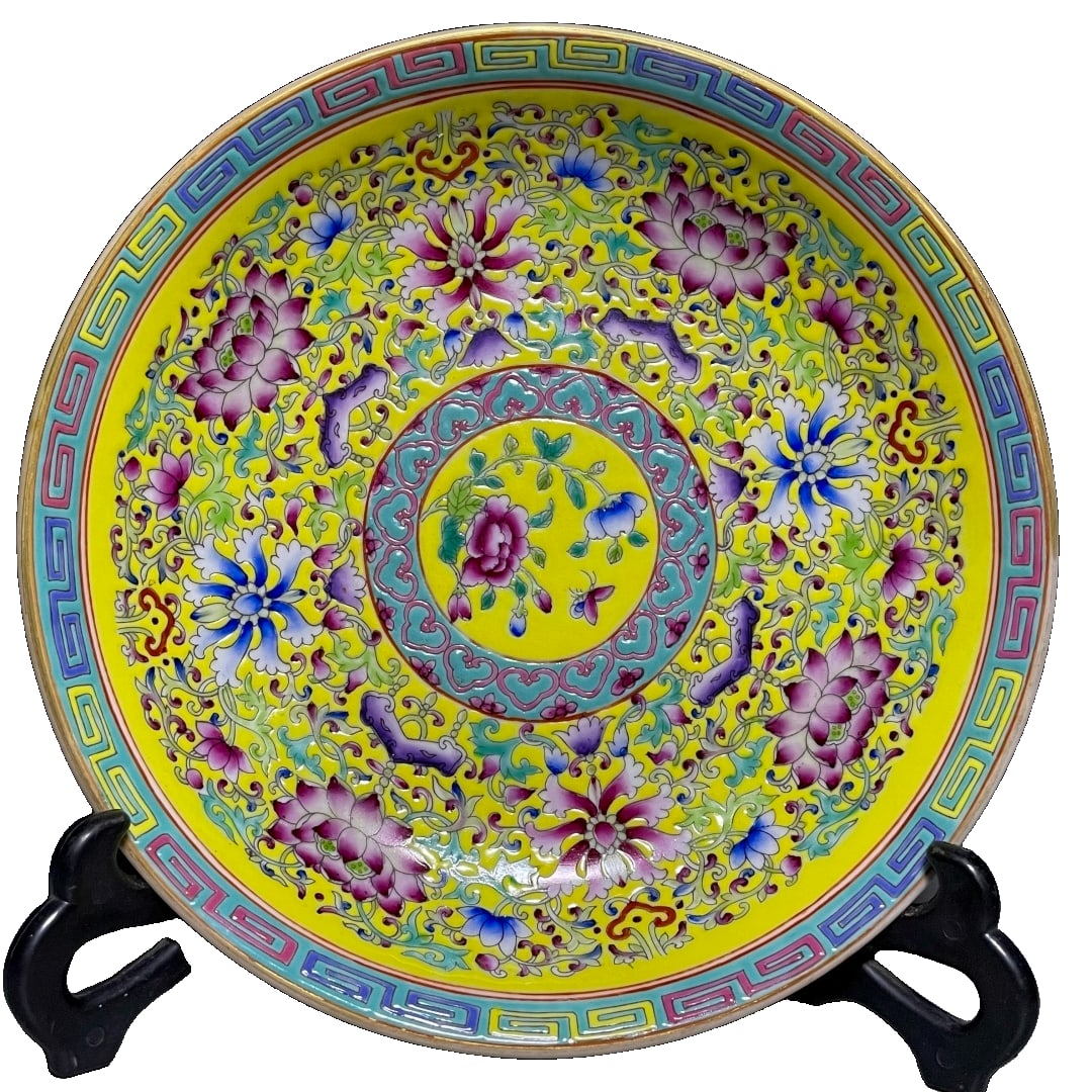 Qing Dynasty Yongzheng Style Famille Rose Floral and Conjoined Branch Appreciation Plate: This is a Qing Dynasty Yongzheng-style famille rose floral and intertwined branch ornamental plate, measuring 5 x 21 cm. The plate is decorated with a yellow glaze and is entirely painted with famille