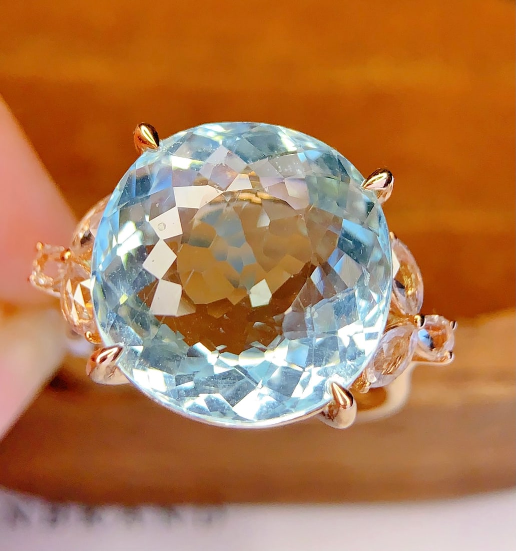 18K Gold Natural Aquamarine Ring: This ring is meticulously crafted in 18K gold, featuring a brilliant natural aquamarine that exudes elegance and nobility. The clarity of the main stone complements the surrounding colored gems, creat