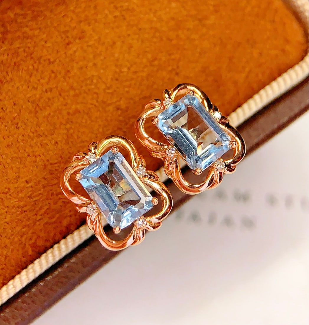 18K Gold Natural Aquamarine Earrings: These earrings are crafted in 18K gold, set with natural aquamarine stones that exhibit a clear blue radiance. Each aquamarine is expertly cut, complemented by 8 sparkling diamonds, adding unparallele