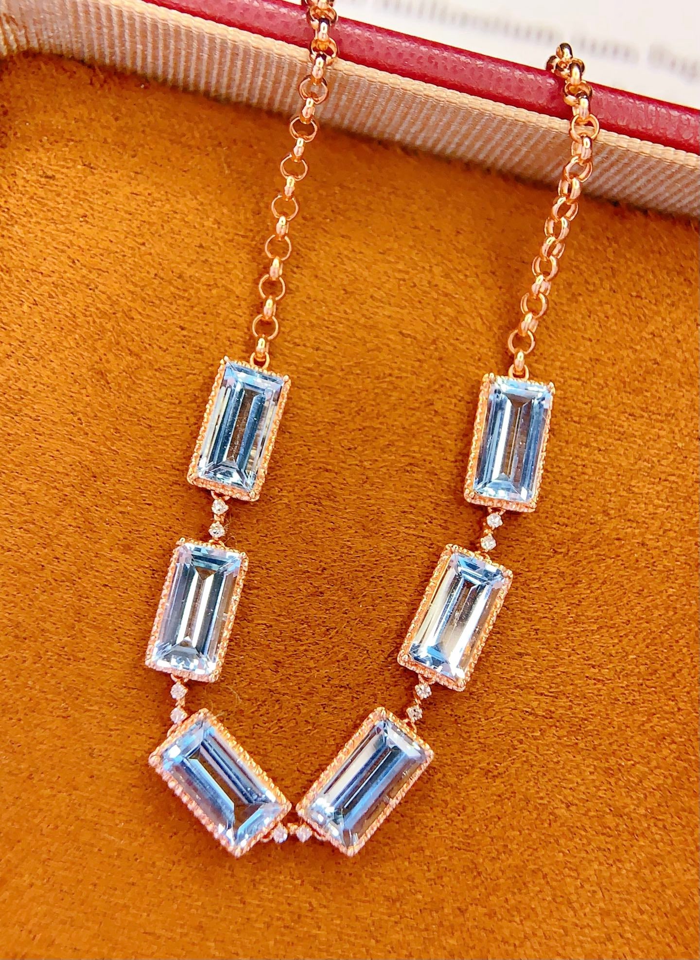 18K Gold Natural Aquamarine Bracelet: This bracelet is meticulously crafted in 18K gold, showcasing the enchanting color of natural aquamarine. The luster of the main stone complements the brilliance of the diamonds, exuding noble