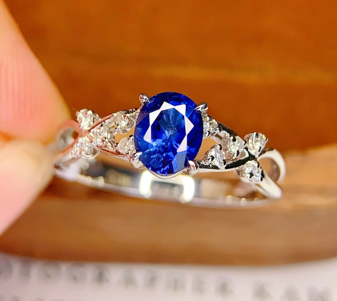 18K Gold Natural Sapphire Ring: This ring features an 18K gold base set with a natural sapphire, exuding a captivating brilliance. The main sapphire stone has a deep hue, complemented by exquisite diamonds, showcasing elegance and