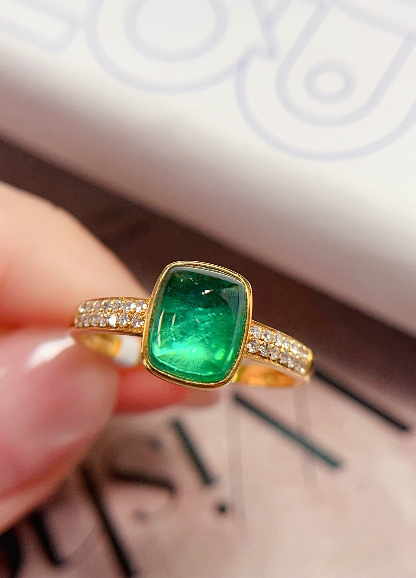 18K Gold Emerald Ring: This ring is crafted in 18K gold, featuring a richly colored emerald that exhibits strong luminosity and fluorescence. The design is classic and elegant, perfect for collectors seeking high-quality