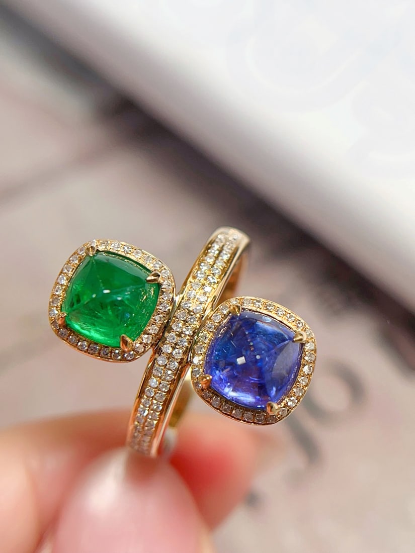 18K Gold Emerald Tanzanite Ring: This ring is meticulously crafted in 18K gold, featuring an emerald-toned tanzanite that exudes a captivating fluorescent effect. The overall design of the ring is elegant and extraordinary, truly