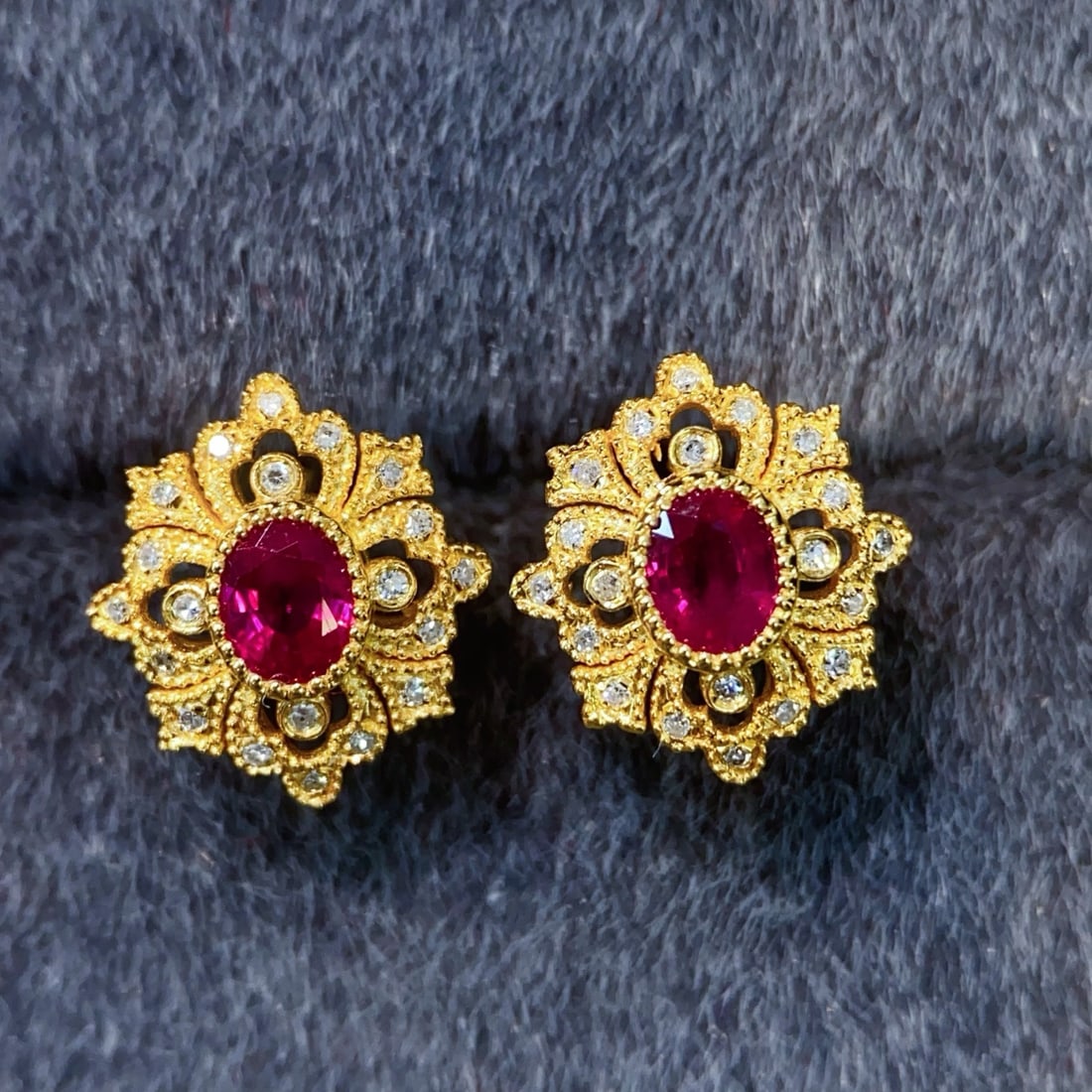 18K Gold Ruby Earrings: These earrings feature a maple leaf design that exudes elegance, with rubies of excellent crystal quality and outstanding brilliance. The overall design is exquisite, suitable for various occasions. (