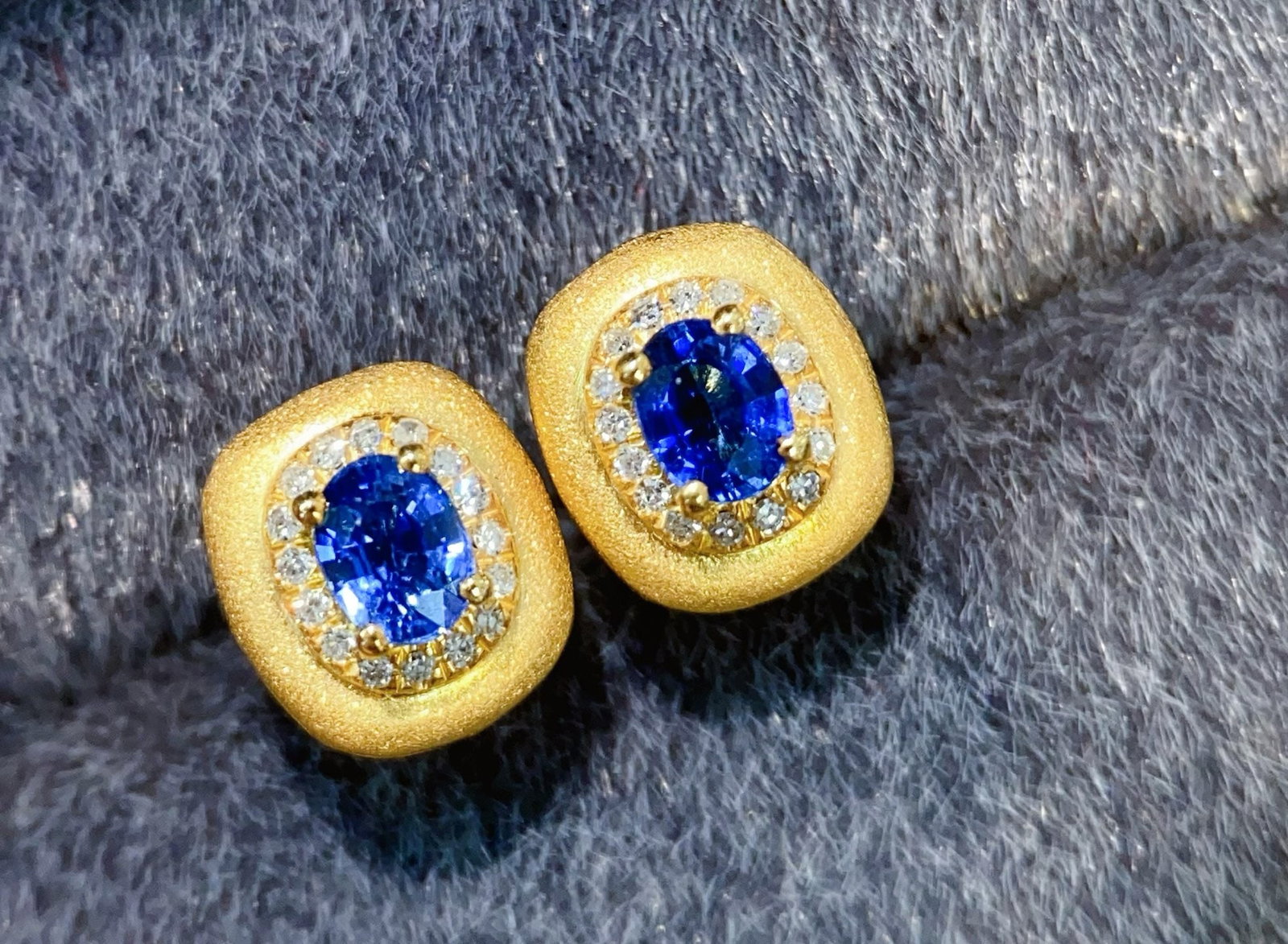 18K Gold Sapphire Earrings: These earrings are crafted in 18K gold, featuring sapphires with excellent crystal quality and outstanding fire. The matte design adds a unique personality, perfect for those seeking a distinctive