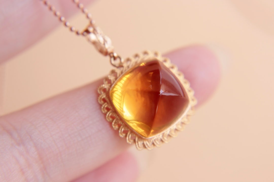 18K Gold Natural Citrine Pendant: This pendant is meticulously set in 18K gold, showcasing the natural allure of citrine. The main stone has a bright color, with a simple yet grand design. (Main stone 10.5 carats)
