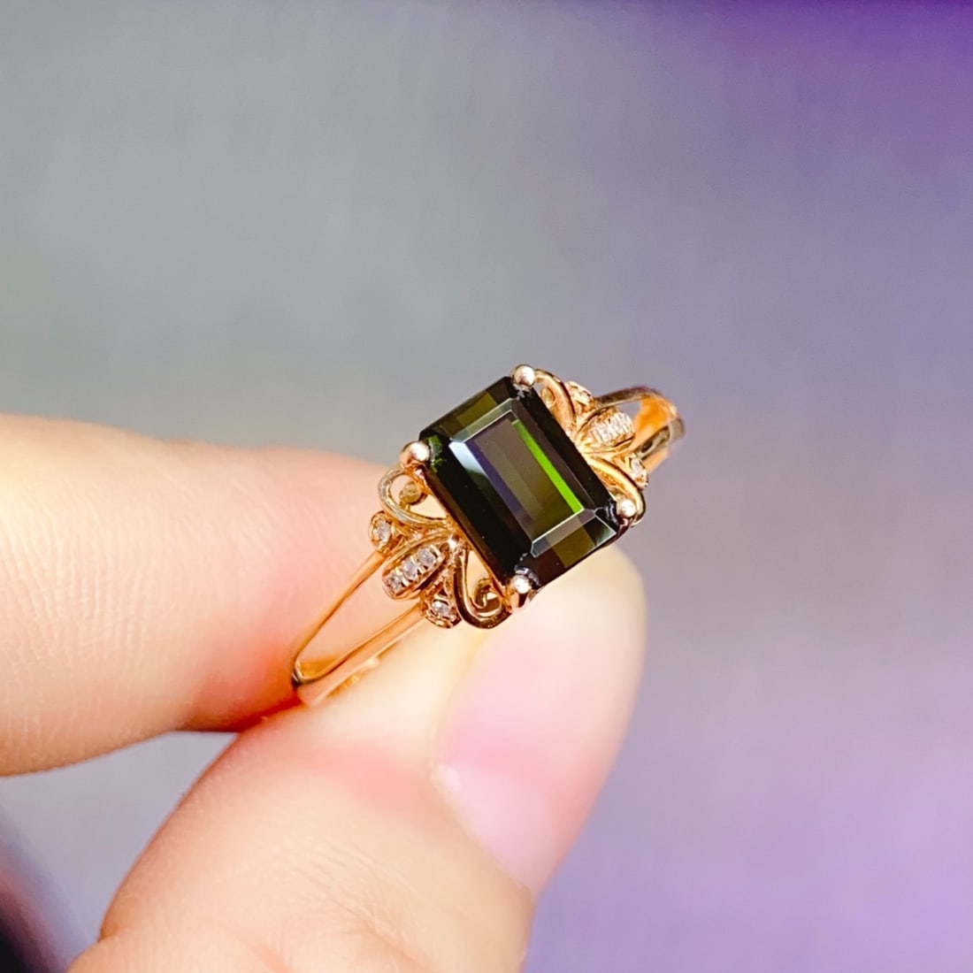18K gold green tourmaline ring, size 17 (resize can be resized free of charge): This ring features an 18K gold base set with a green tourmaline, showcasing its unique color charm. The surrounding diamonds add a brilliant sparkle, making the design elegant yet luxurious. (Main