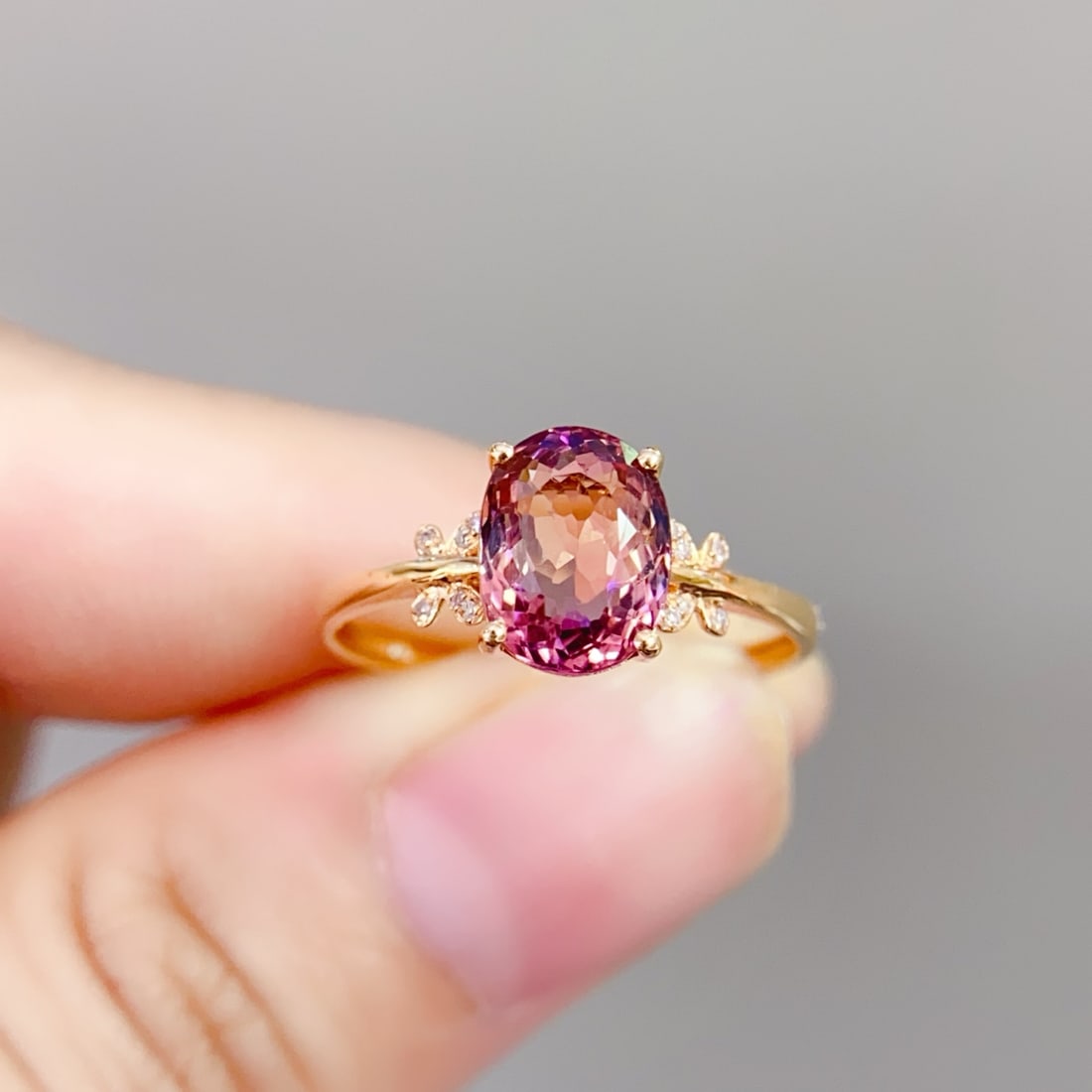 18K gold tourmaline ring, size 15 (resize can be resized free of charge): This ring is meticulously crafted in 18K gold, featuring a pink tourmaline that exudes enchanting hues. It is adorned with 12 diamonds, adding a brilliant sparkle. The overall design is elegant yet