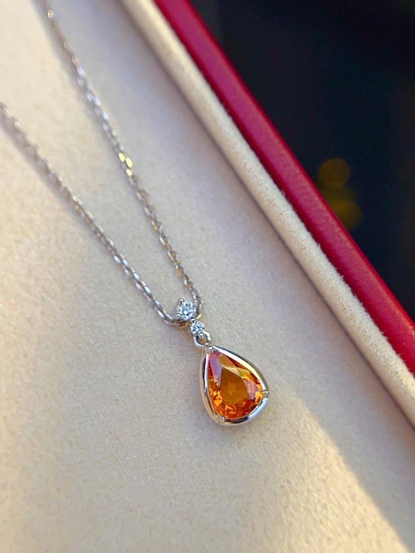 Natural Sapphire Collarbone Necklace: This collarbone necklace is renowned for its vintage style and elegant design, perfectly showcasing the unique charm of sapphire. The exquisite craftsmanship combined with natural gemstones makes it