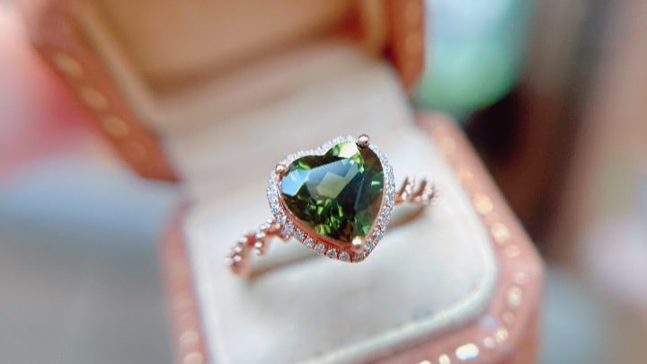 18K Gold Natural Tourmaline Ring: This ring is crafted from 18K gold, set with a transparent and vividly colored tourmaline. Its elegant design exudes a noble aura. The ring is further adorned with 30 diamonds, adding a brilliant