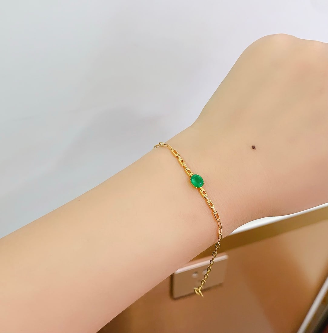 18K Gold Natural Emerald Bracelet: This bracelet is meticulously crafted in 18K gold, set with natural emeralds, exuding an elegant and noble aura. Adorned with 12 diamonds, it adds a dazzling brilliance. The overall design is simple y