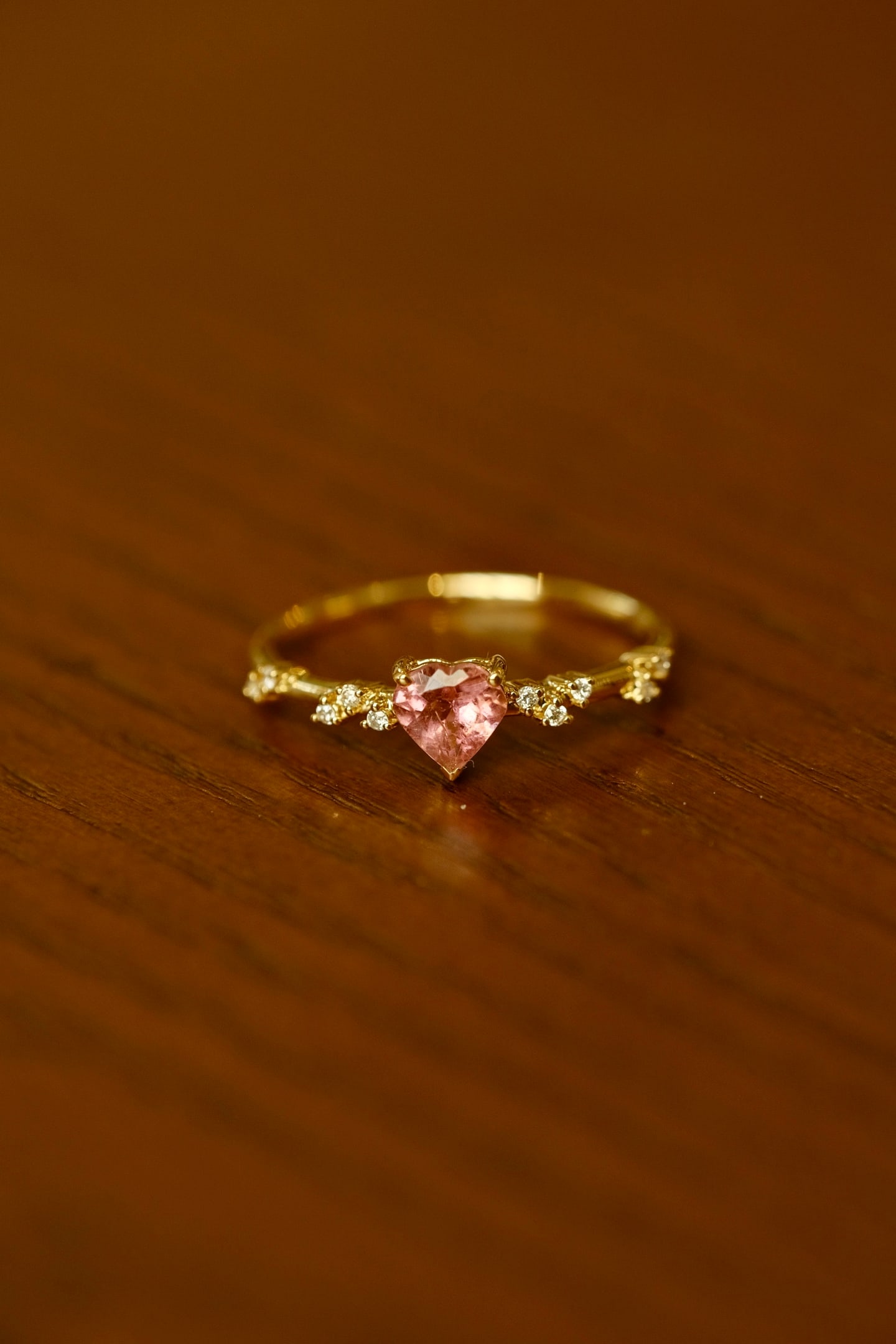 18K Gold Natural Tourmaline Ring: This ring features an 18K gold base set with a natural tourmaline, showcasing a unique heart shape. The design is fresh and sweet, exuding a gentle and elegant aura when worn.