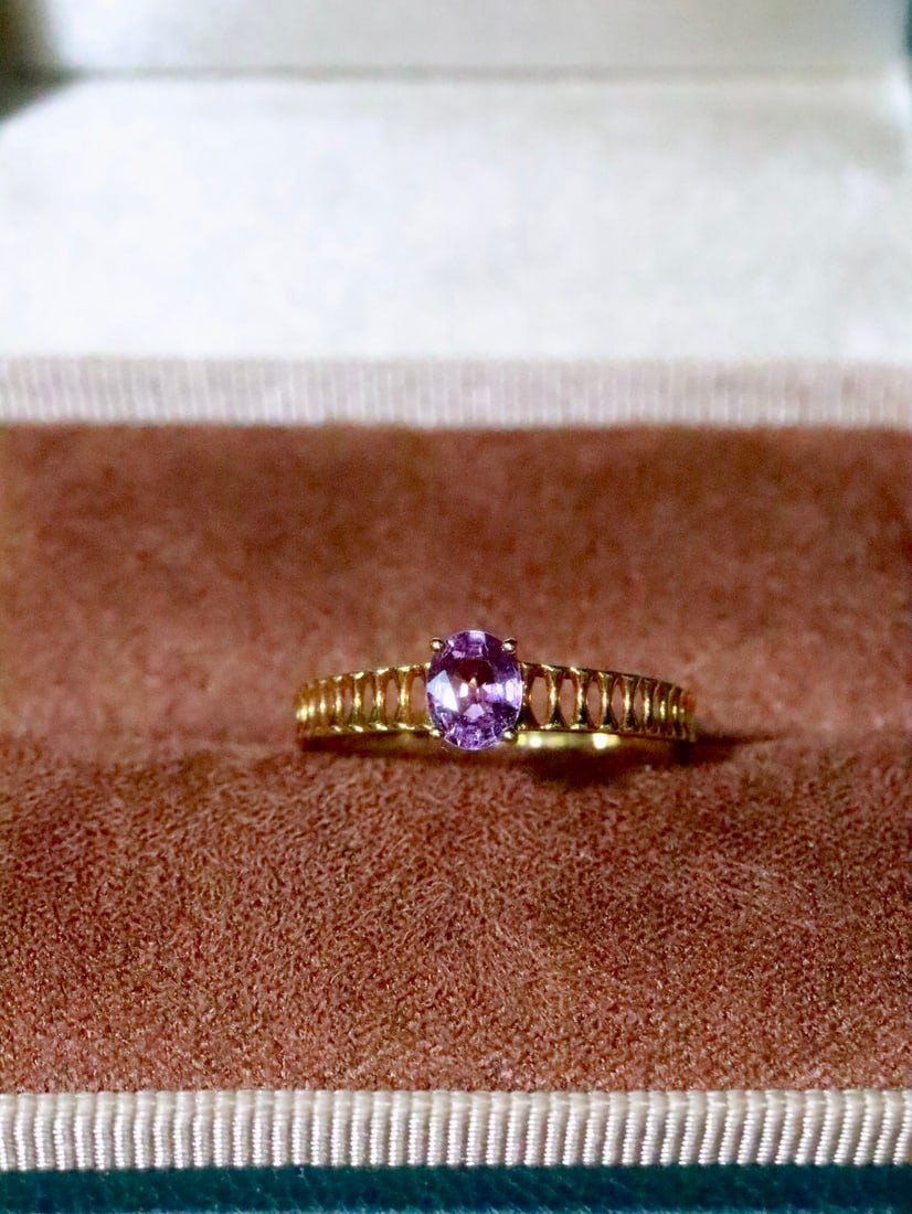 18K Gold Pink Blue Sapphire Ring: This 18K gold pink blue sapphire ring features a simple yet stylish design. The sapphire boasts vivid colors and brilliant fire, perfect for those who appreciate elegance. The ring is lightweight and
