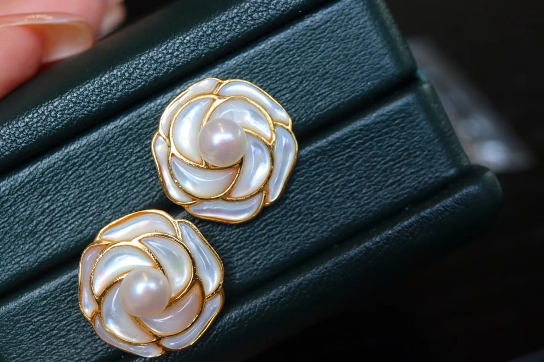 925 silver Natural White Mother-of-Pearl Camellia Pearl Earrings: These earrings are inspired by the camellia flower, meticulously carved from natural white mother-of-pearl, showcasing unique elegance and grandeur. Each petal is crafted with complex techniques,