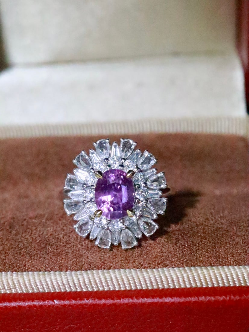 18K Gold Sapphire Ring: This sapphire ring exudes an elegant hue that captivates the heart. Its exquisite design perfectly highlights the natural beauty of the gemstone, making it even more enchanting when worn. (Main stone