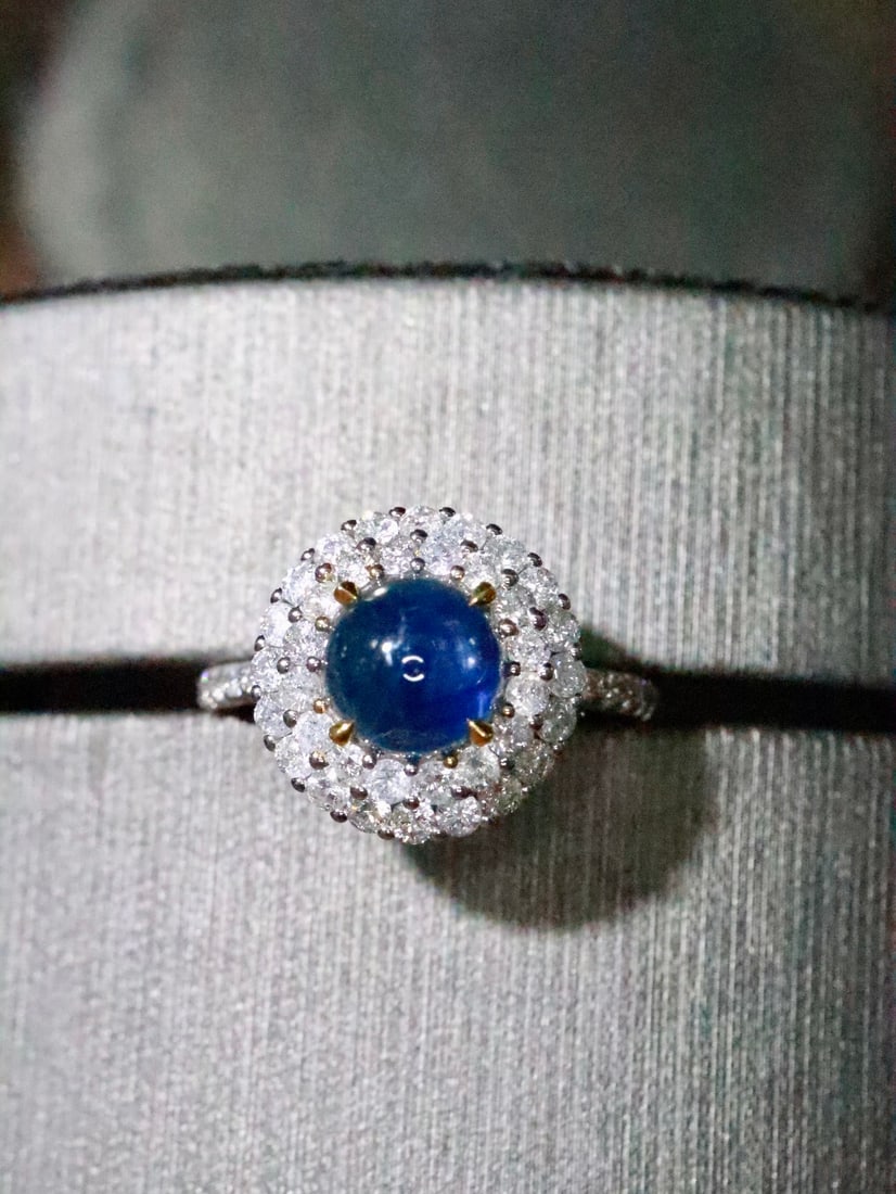 18K Gold Natural Sapphire Ring: This ring features a slightly vintage design that exudes an elegant and noble style. The 18K gold material complements the natural sapphire, showcasing exceptional taste. With a total weight of 3.88