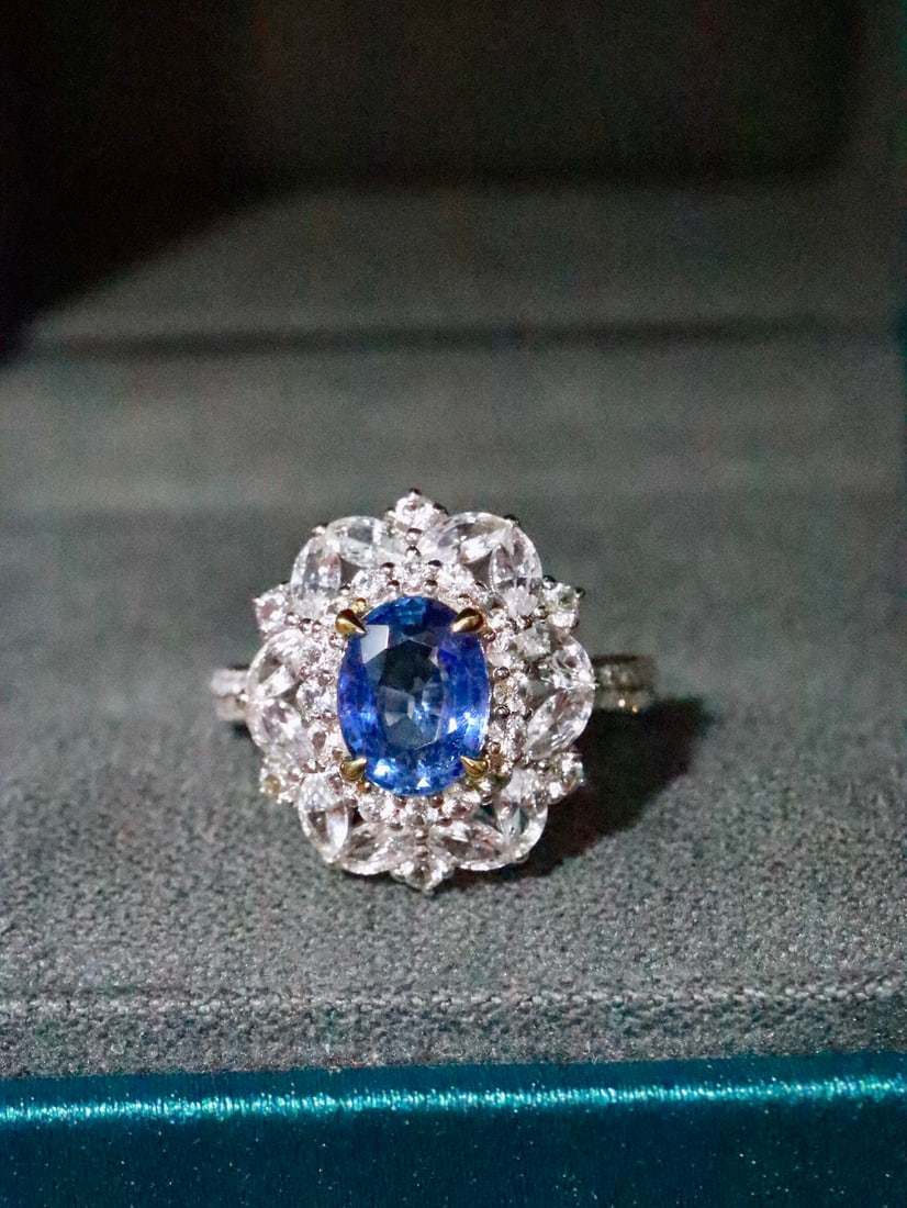 18K Gold Natural Sapphire Ring: This 18K gold sapphire ring embodies a perfect blend of classic and elegance. The sapphire's rich color and dazzling brilliance are captivating. Its flawless vitreous texture adds to its precious