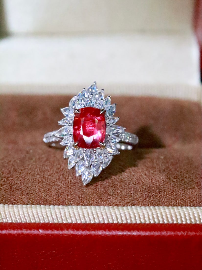 18K Gold Natural Unheated Ruby Ring: This ring is meticulously crafted in 18K gold, featuring an unheated ruby that burns like a flame with a gentle and delicate luster, showcasing a unique contrast of beauty. The vitality of the ruby co