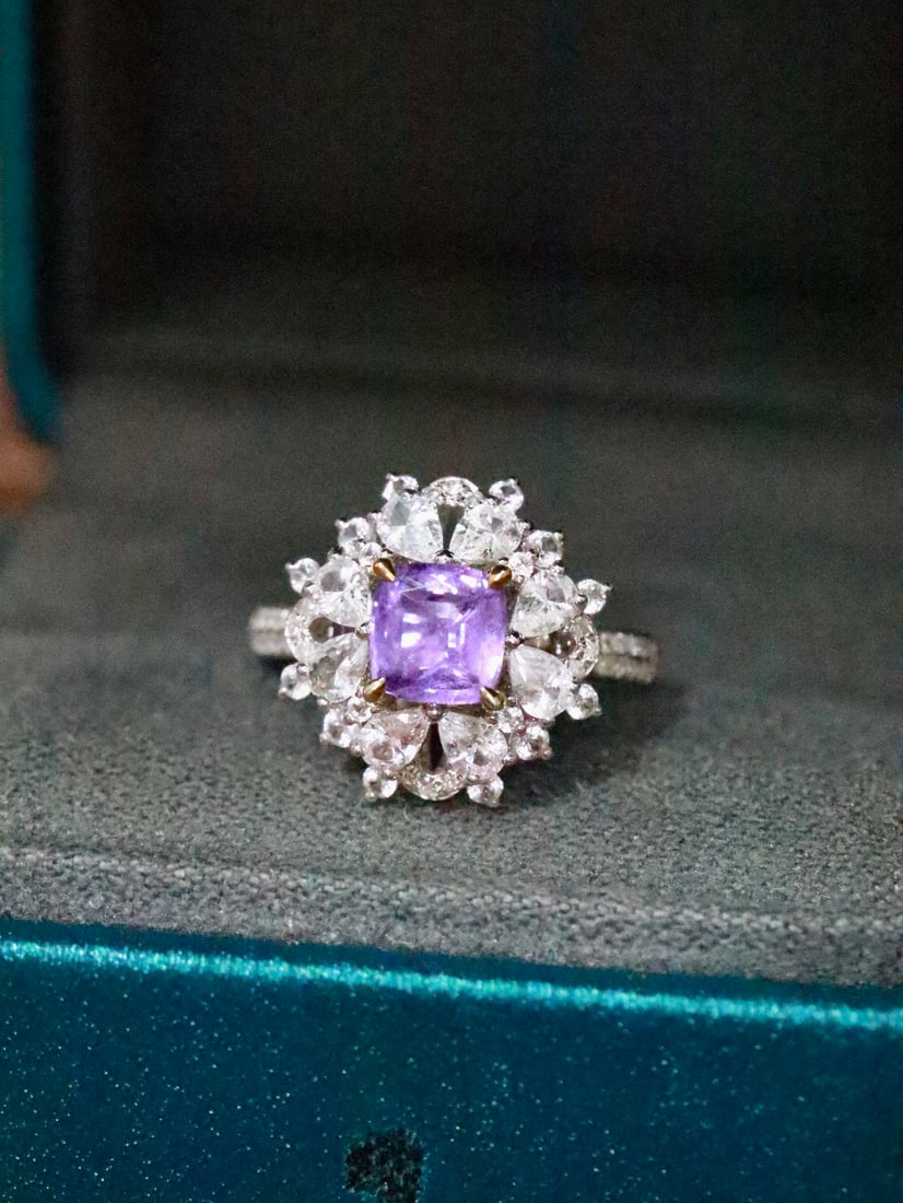 18K Gold Natural Sapphire Ring: This ring perfectly combines the elegance and fantasy of purple with exquisite design, exuding nobility when worn. The combination of sapphire and diamonds adds unparalleled charm. (Main stone 1.02