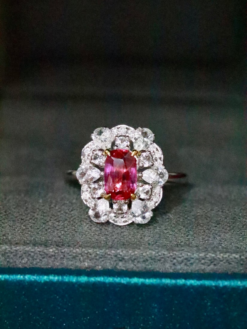 18K Gold Natural Unheated Ruby Ring: This ring captivates with its rich and pure ruby hue, showcasing the beauty of flawless crystal. The exquisite design perfectly combines with 18K gold, exuding an aura of elegance and nobility. (Main