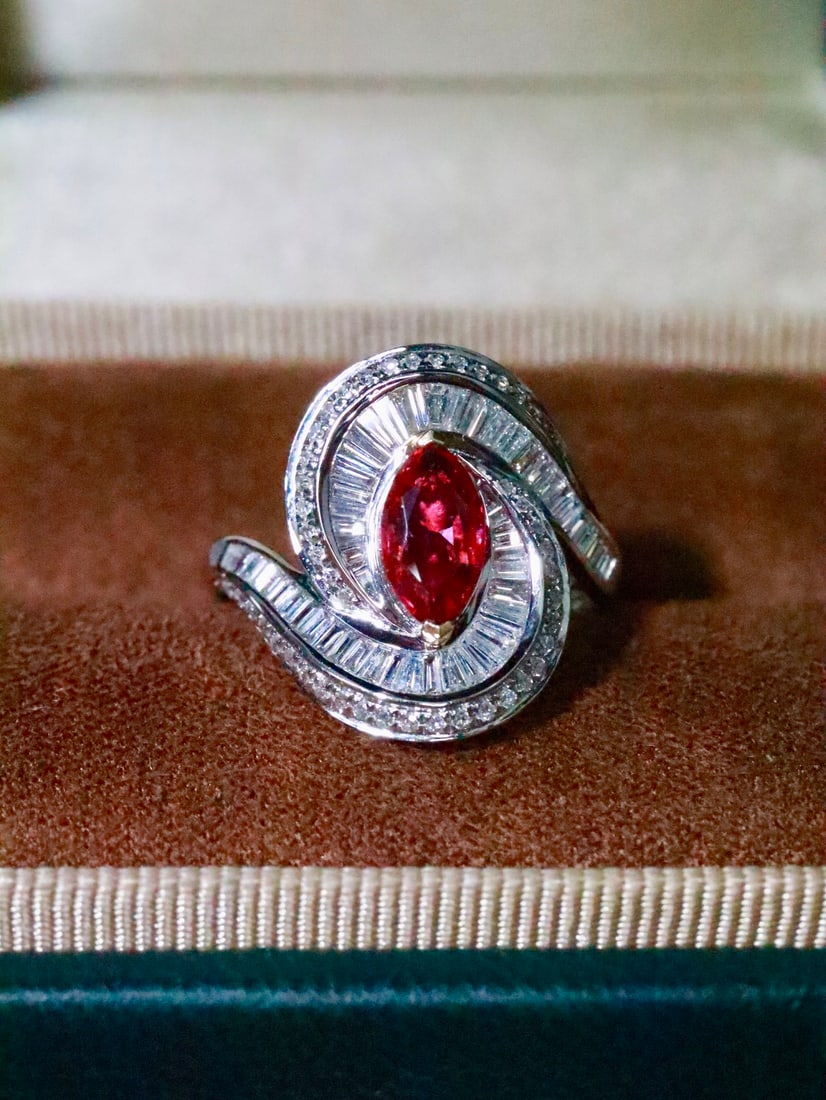18K Gold Natural Unheated Ruby Ring: This ruby ring, with its vivid color and impeccable quality, is an excellent choice for enhancing elegance. Whether worn daily or at gatherings, it showcases a unique personality charm. The ring