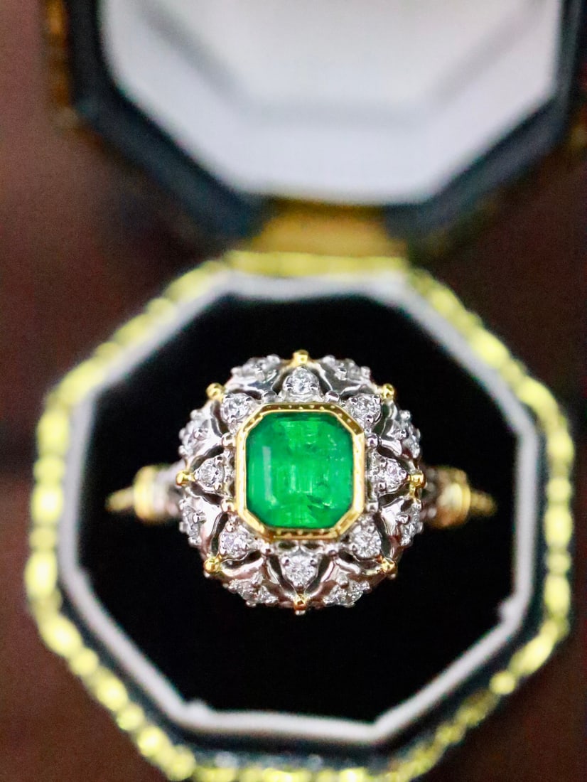 Platinum Natural Emerald Ring: This ring features a natural emerald as the main stone, showcasing a crystal-clear texture. The meticulous Italian craftsmanship adds a unique luxurious touch. The two-tone band design enhances its el