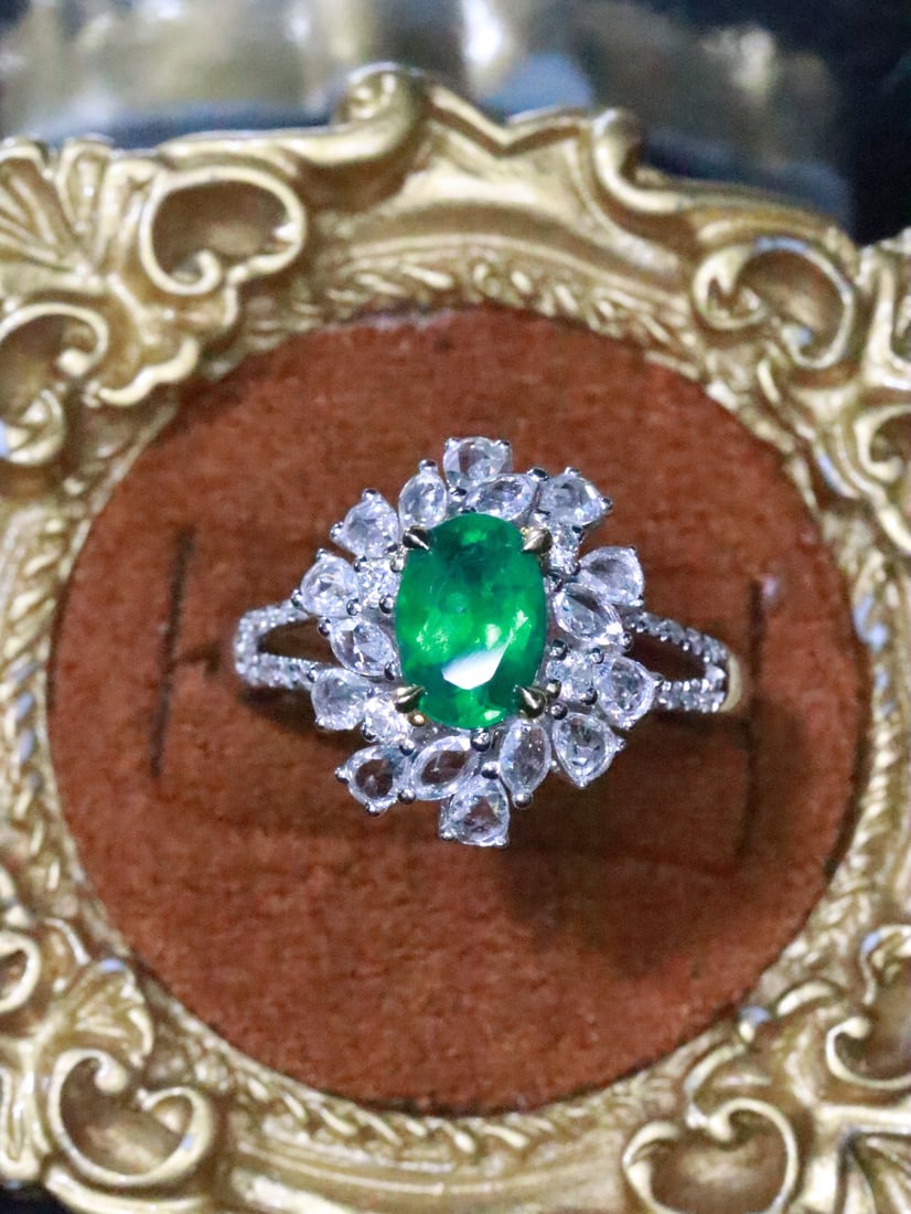 18K Gold Natural Emerald Ring: This emerald ring showcases an elegant aura with its bright color and flawless glass-like quality. The 18K gold design adds a touch of luxurious transformation. Whether for daily wear or special occas