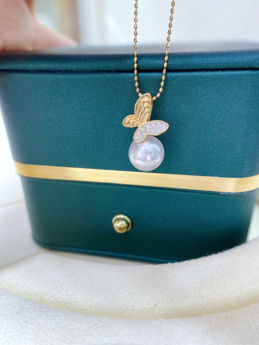 18K Gold Japanese Akoya Seawater Pearl Pendant: This pendant is meticulously crafted in 18K gold with diamond inlays, showcasing the elegance and nobility of the pearl. Japanese Akoya seawater pearls are renowned for their perfectly round shape