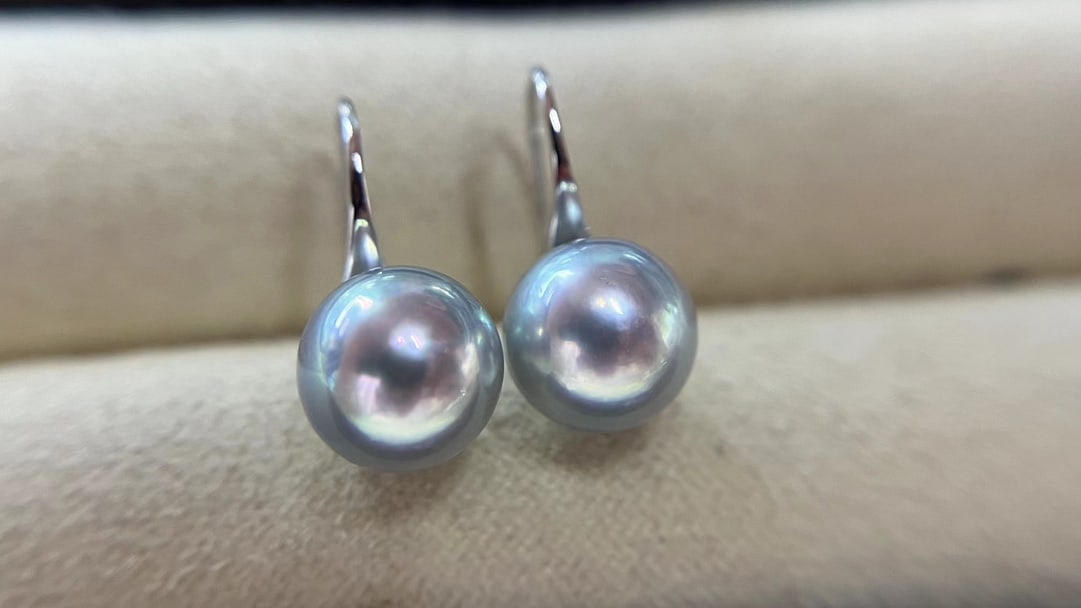 18K Gold Akoya Pearl Earrings: These earrings are meticulously crafted in 18K gold, set with Akoya pearls that exhibit natural luster and flawless quality. The pearls range from 8.5 to 9mm in diameter, perfectly round with a