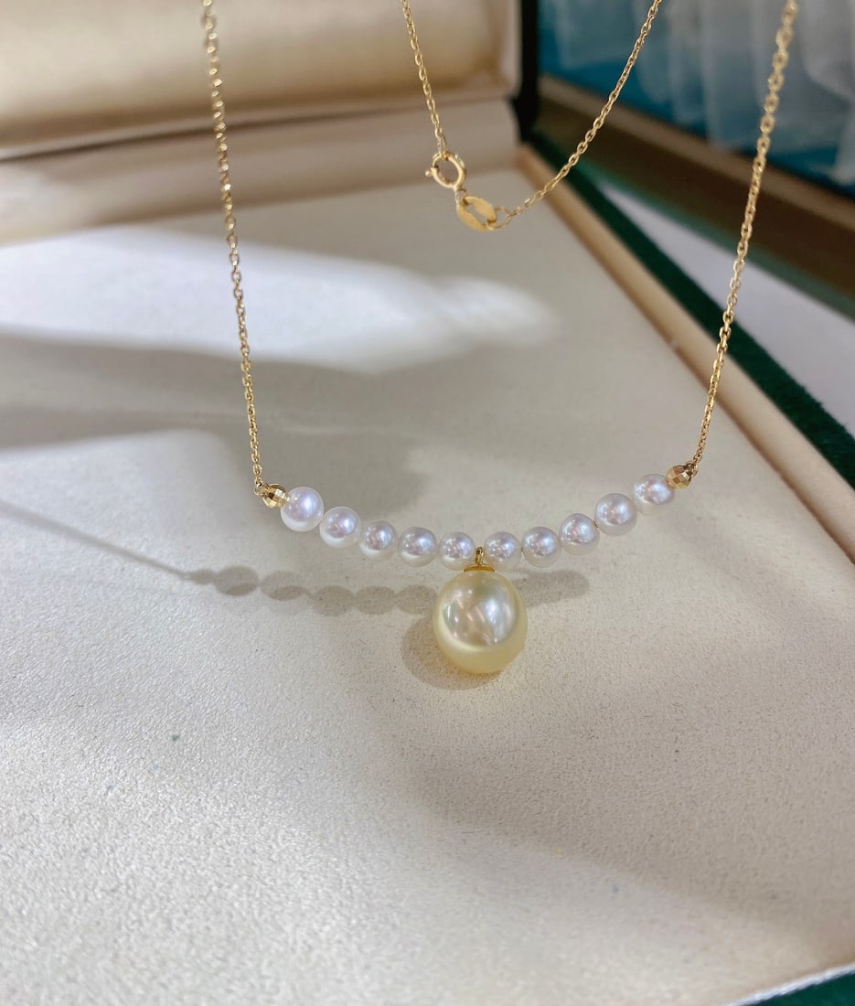 18K Gold Freshwater Pearl and South Sea Golden Pearl Necklace Set: This necklace set combines the elegance of freshwater pearls with the luxury of South Sea golden pearls, showcasing flawless luster and near-round perfection. The 18K gold chain adds a touch of