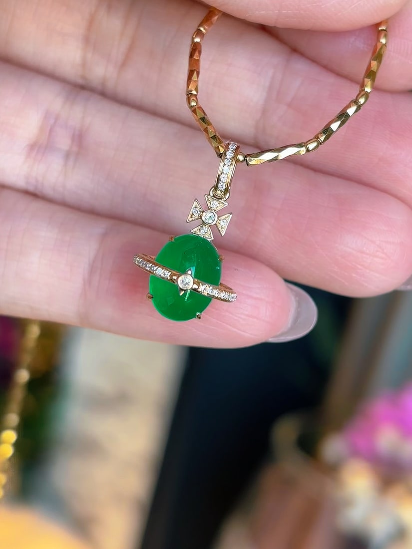 18K Gold Natural Emerald Pendant: This pendant is meticulously crafted in 18K gold, featuring a 2-carat emerald, showcasing a high-end fashion design. The diamond accents add a brilliant sparkle, perfectly blending classic and modern 