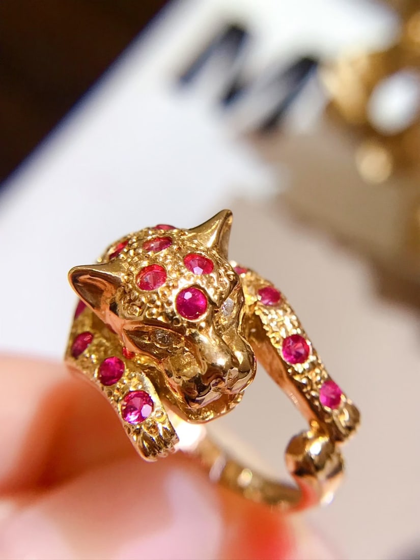 18K Gold Ruby Ring: This ring features a cheetah design, showcasing a lively and vibrant artistic sense. The combination of ruby and diamond adds a touch of luxury. The overall design is exquisite, perfect for
