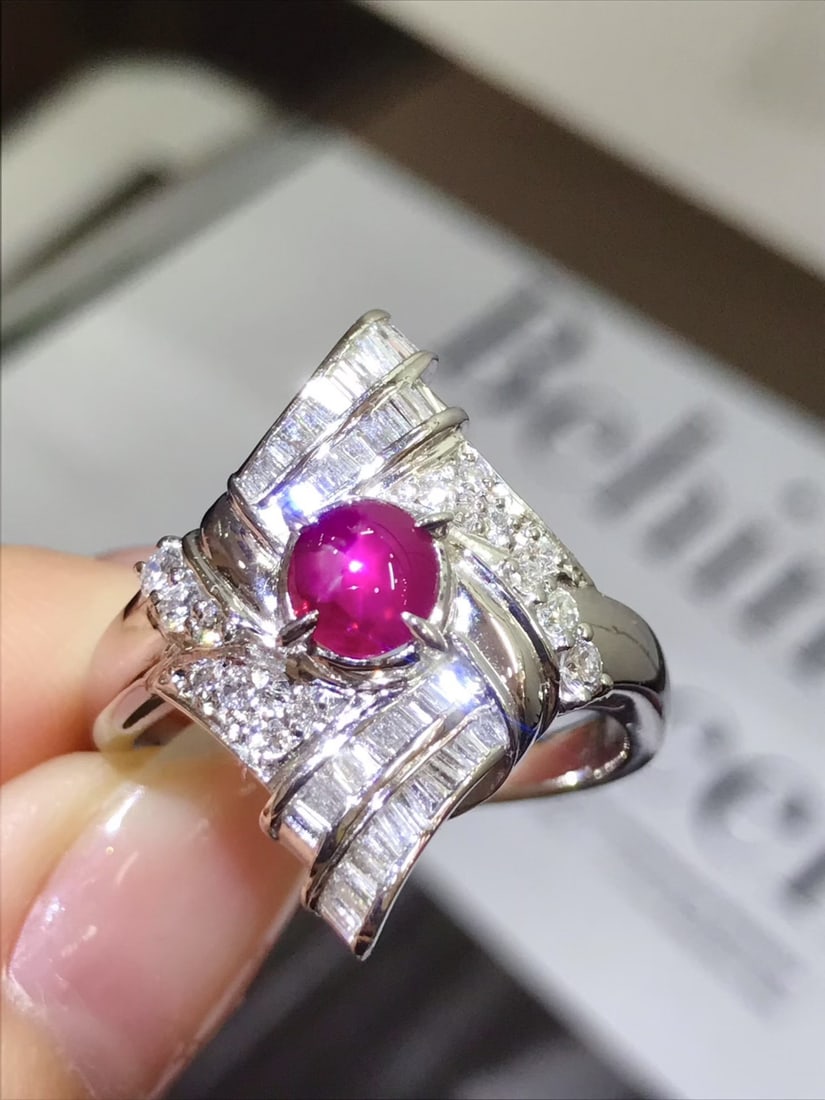 Platinum Natural Star Ruby Ring: This ring features a dazzling star ruby set in platinum, exuding elegance and nobility. The surrounding diamonds add a touch of luxury, with a design that is both exquisite and grand. (Main stone