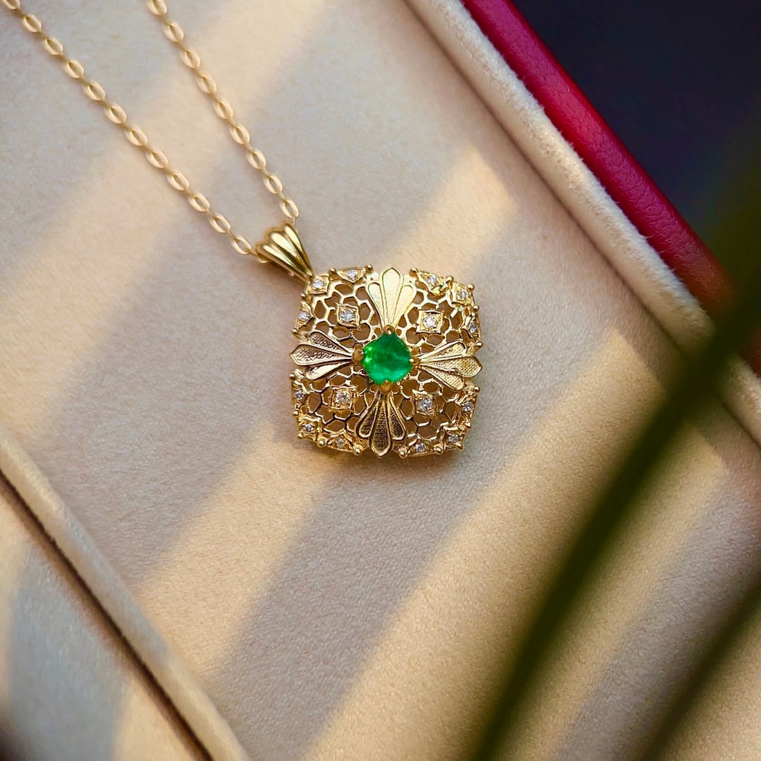 Natural Emerald Pendant: This pendant features a vivid green sugarloaf emerald as the main stone, showcasing the timeless charm of vintage style. Its design is versatile and never goes out of fashion, suitable for various occ
