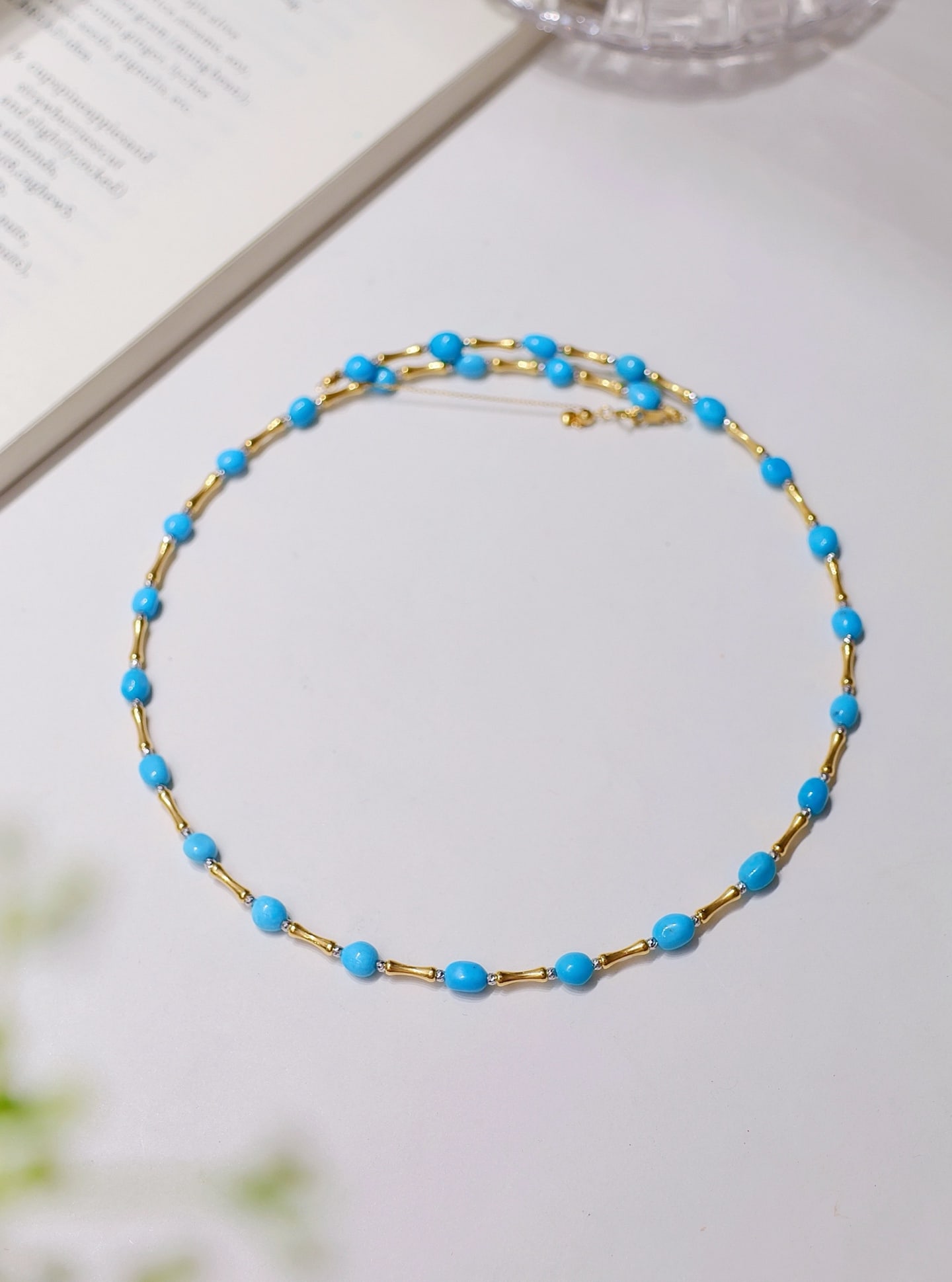 18K Gold Turquoise Choker: This 18K gold turquoise choker showcases the natural allure of turquoise, elegant and unique. Its design is simple yet exquisite, suitable for various occasions. The hue of the turquoise complements t