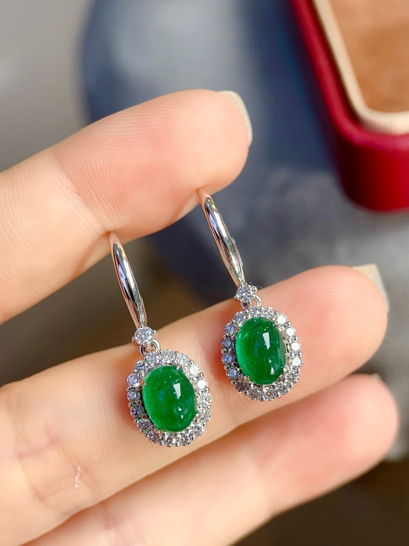 18K Gold Emerald Earrings: These earrings are crafted in 18K gold, featuring transparent emeralds that exhibit the unique Muzo color. The brilliance of the emeralds complements the sparkle of the diamonds, making them suitable 