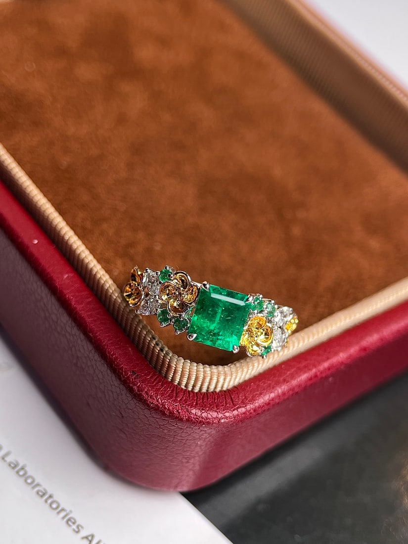 18K Gold Vivid Green Emerald Ring: This ring is meticulously crafted in 18K gold, set with a richly colored Vivid Green emerald, exuding unparalleled elegance. The perfect combination of the main stone and diamonds makes it shine brill