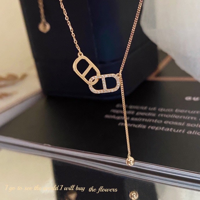 18K Gold Lab-Grown Diamond Necklace: This necklace is meticulously crafted in 18K gold, featuring a full diamond design that exudes unique fashion charm. Its delicate design is suitable for various occasions, gentle yet elegant.