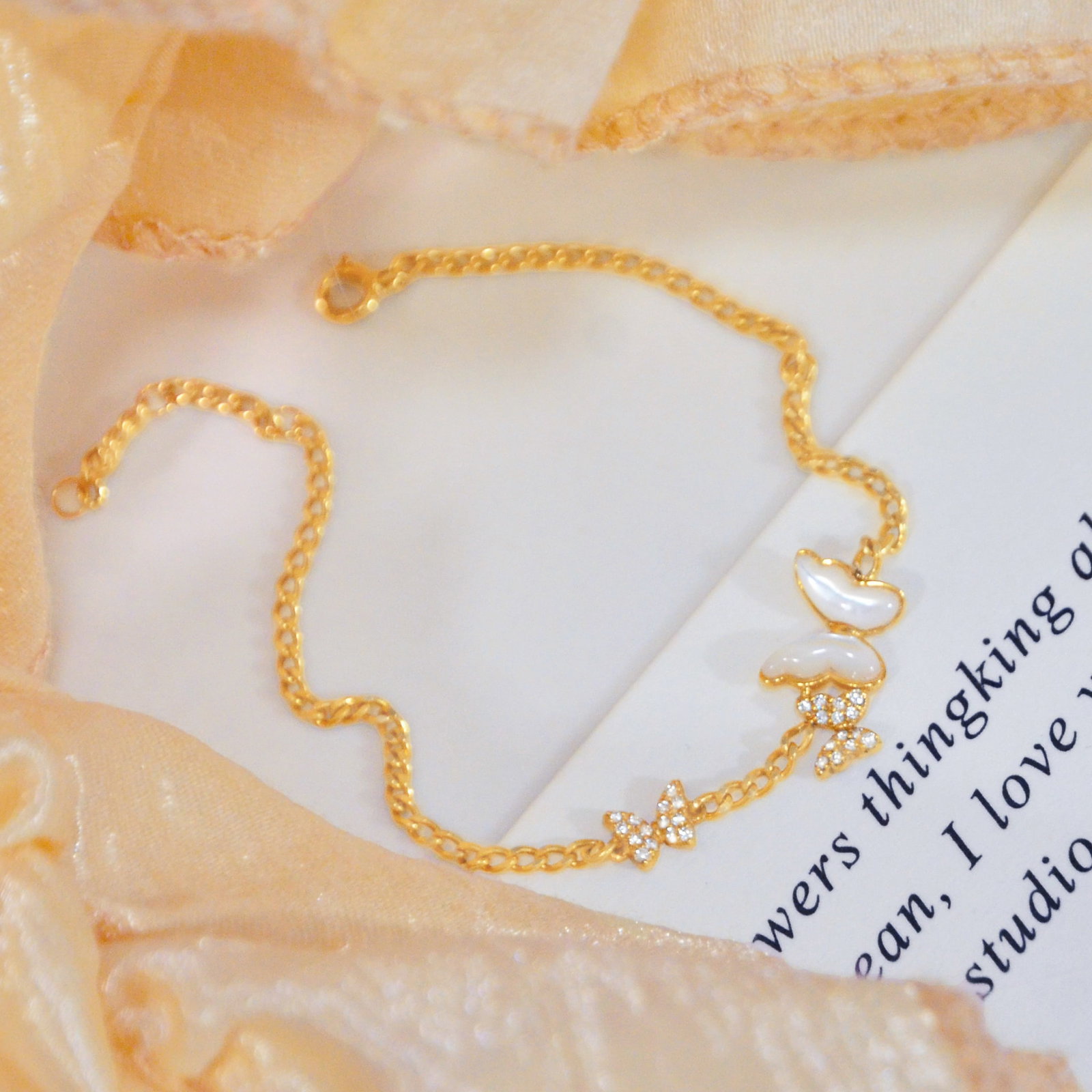 18K Gold Diamond Bracelet: The combination of white mother-of-pearl and diamonds showcases the romance and elegance of butterflies. The double butterfly design is delicate and gentle, with convex white mother-of-pearl complemen